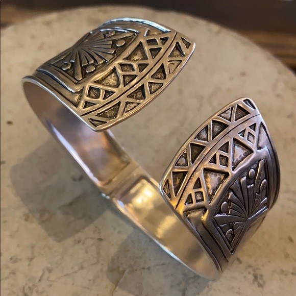 Silpada New Willow Carved Hinged Cuff